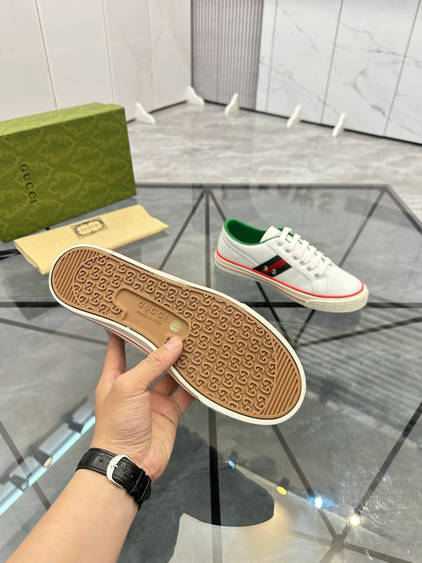 Men's shoes: 💰P380¥ Product trademark: Gucci* "Gucci*" low-cut casual shoes Regular size: 38-44 (can be customized to 45.46.) Product material: imported cowhide upper, breathable lining, original outsole. Number: 661